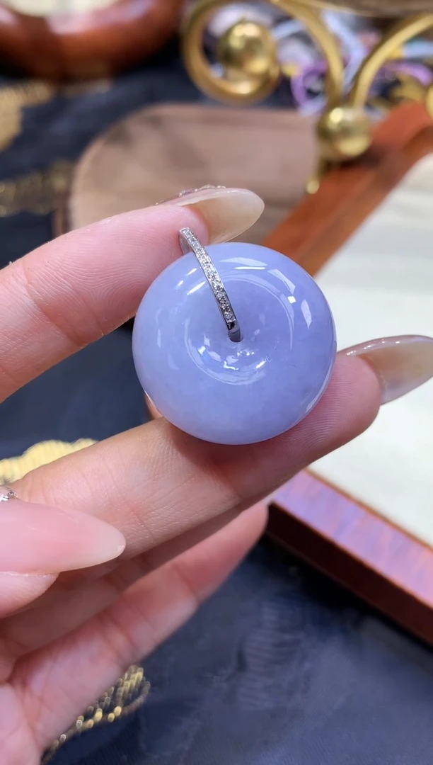 18K金镶嵌挂件翡翠胖扣