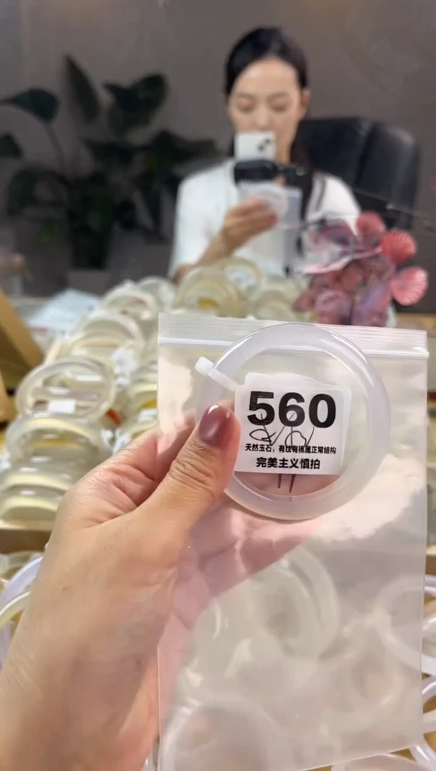 玛瑙/玉髓手镯未镶嵌560