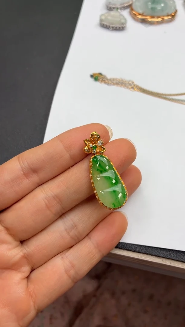 颈饰18K金镶嵌翡翠天然翡翠A货