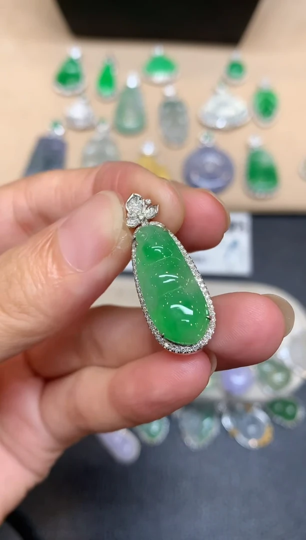 颈饰18K金镶嵌翡翠福豆【无服务费