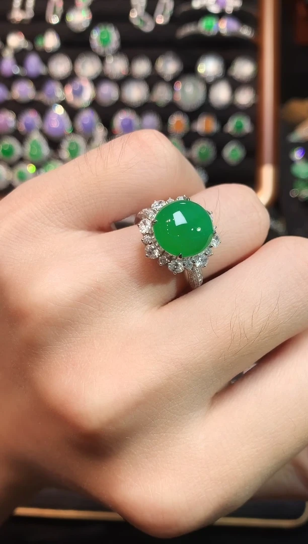 18K金镶嵌戒指翡翠高冰正圆满绿蛋面戒指