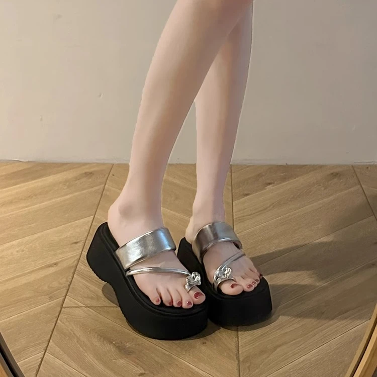 高级感银色水钻套趾拖鞋女外穿2025夏季新款小个子厚底增高沙滩鞋