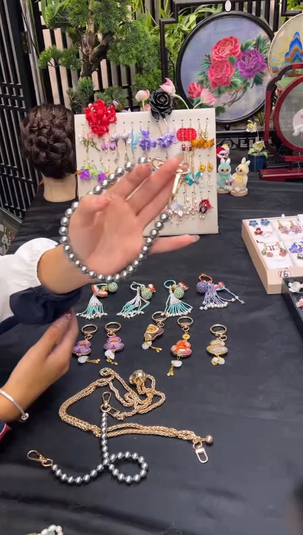 织绣?****?非遗绒花苏绣饰品