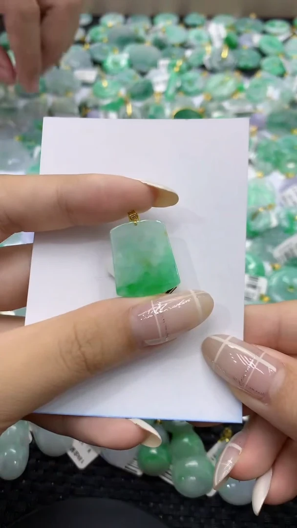 翡翠18K金镶嵌颈饰天然缅甸翡翠A货