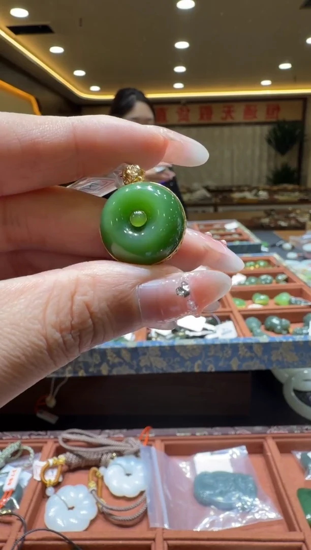 颈饰18K金镶嵌和田玉挂件