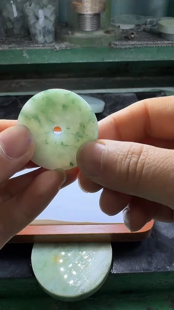 翡翠未镶嵌颈饰平安扣