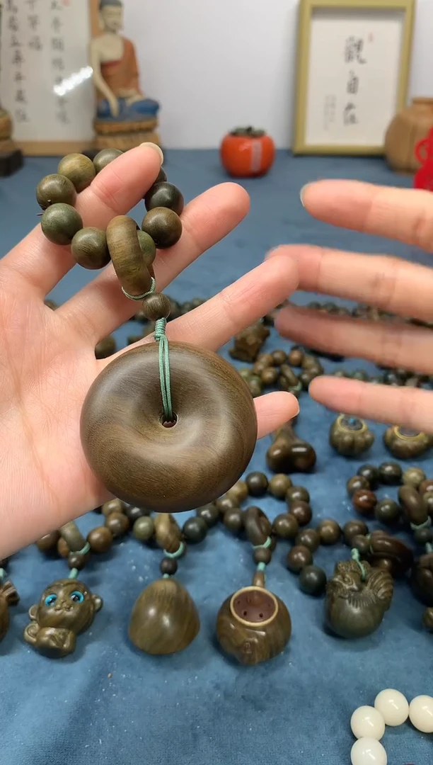 【闪购商品】维腊木（绿檀）把件平安扣盘玩件