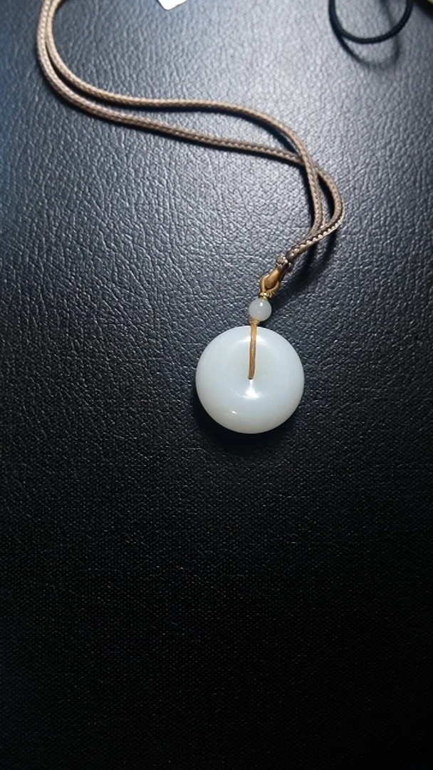 颈饰未镶嵌和田玉鲸平安扣