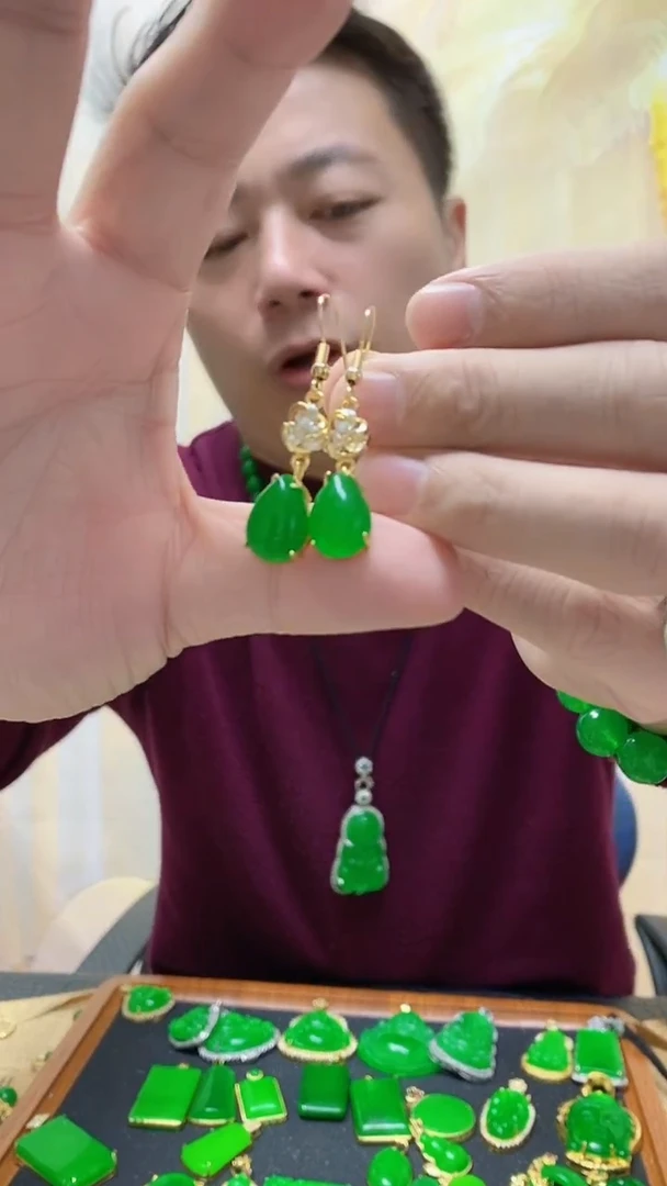 14K金镶嵌翡翠耳饰翡翠耳钩