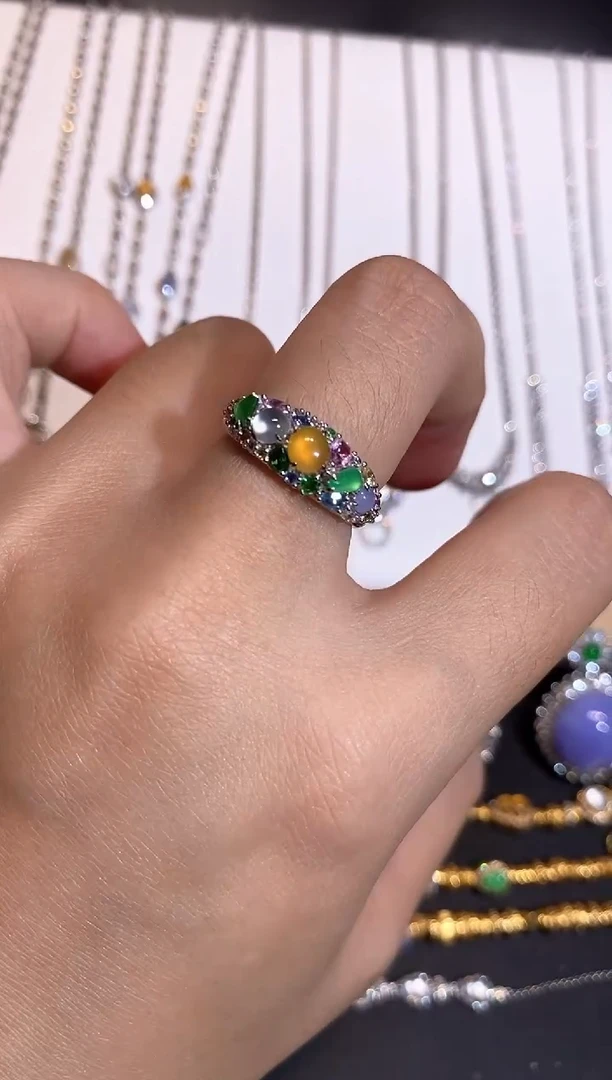 颈饰18K金镶嵌翡翠戒指