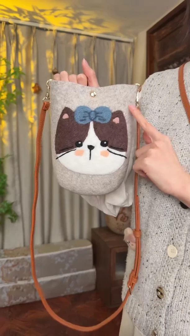 羊毛非遗羊毛毡包 手机包灰猫咪