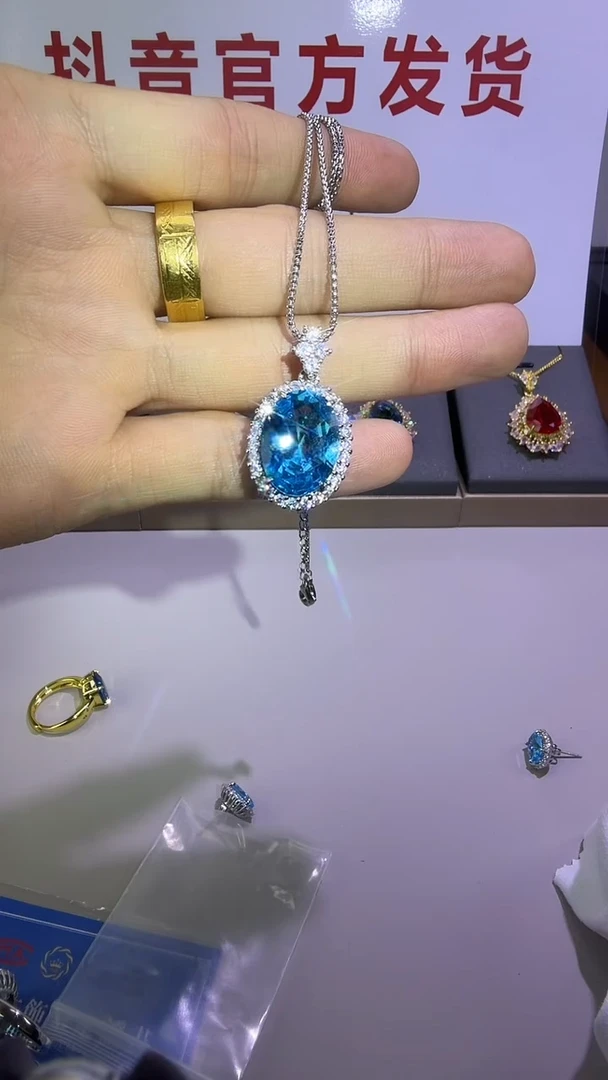 18K金镶嵌吊坠(赠链)海蓝宝石752