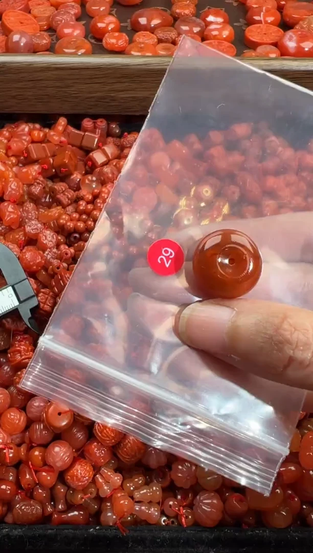 南红玛瑙未镶嵌颈饰1