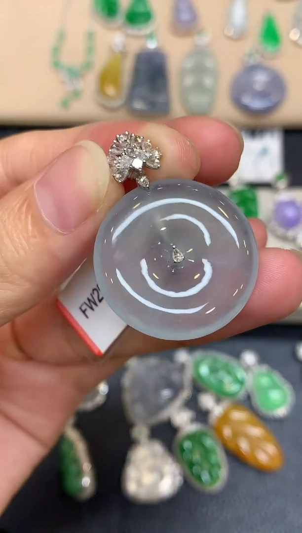 颈饰18K金镶嵌翡翠平安扣【无服务费