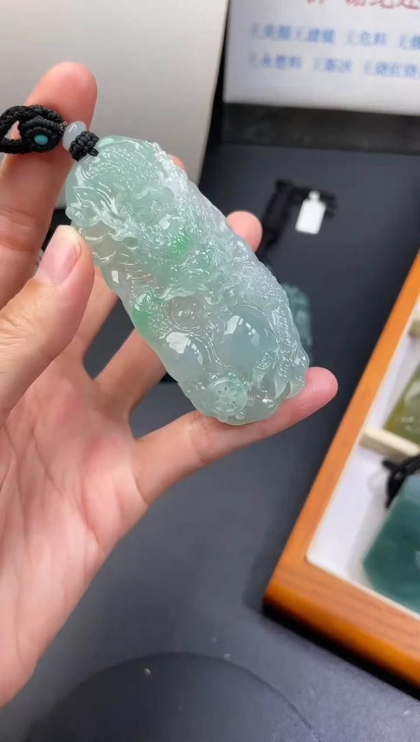 颈饰未镶嵌翡翠百**乐龙