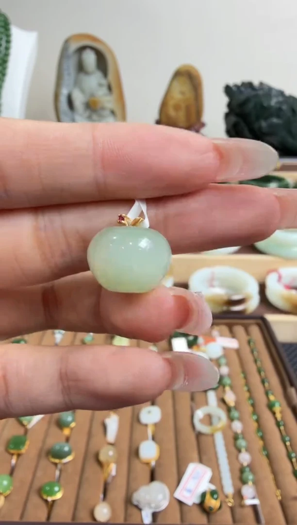 颈饰18K金镶嵌和田玉挂件