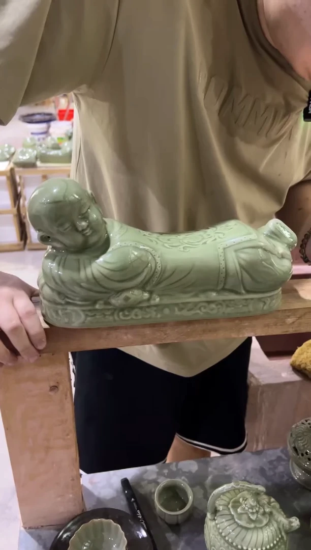 耀州窑青瓷娃娃枕头