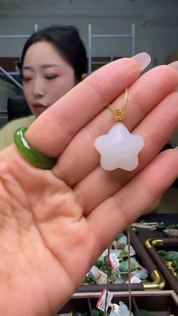 颈饰18K金镶嵌和田玉（多样性发货.发其一）12.01.06