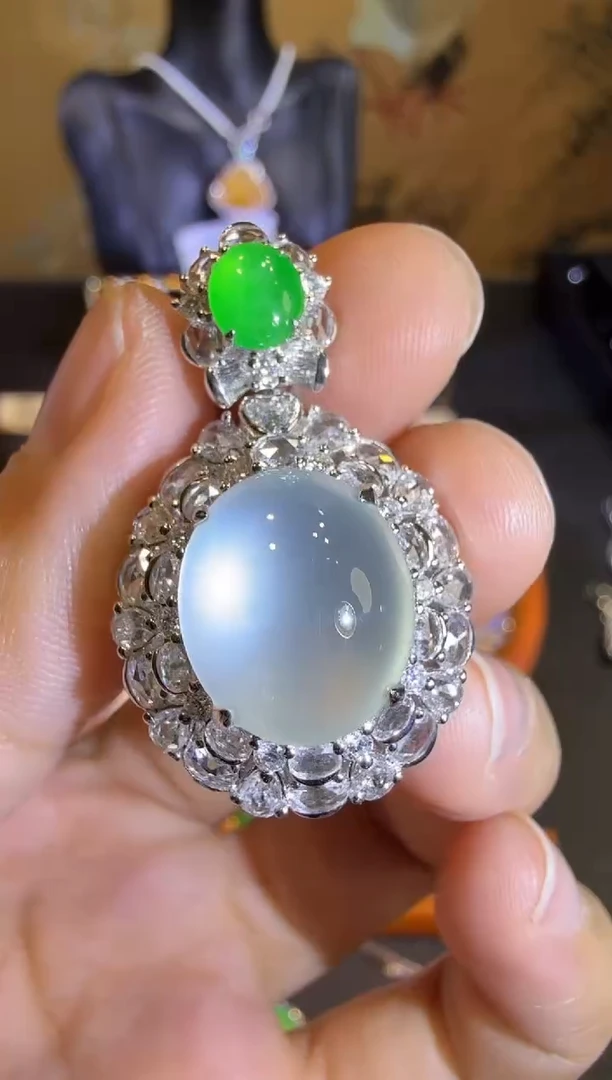 【闪购商品】翡翠吊坠(赠链)18K金镶嵌玻璃种极光白鸽子蛋吊坠