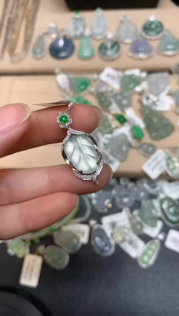 【闪购商品】翡翠颈饰18K金镶嵌树叶【无服务费