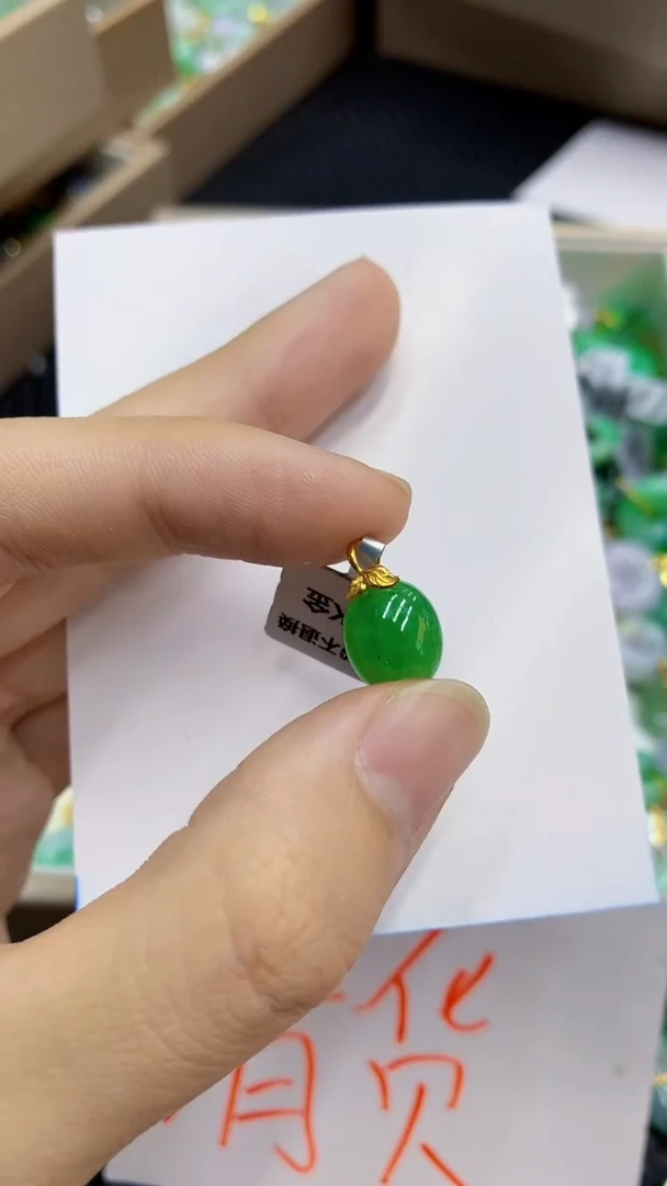 翡翠18K金镶嵌颈饰             1