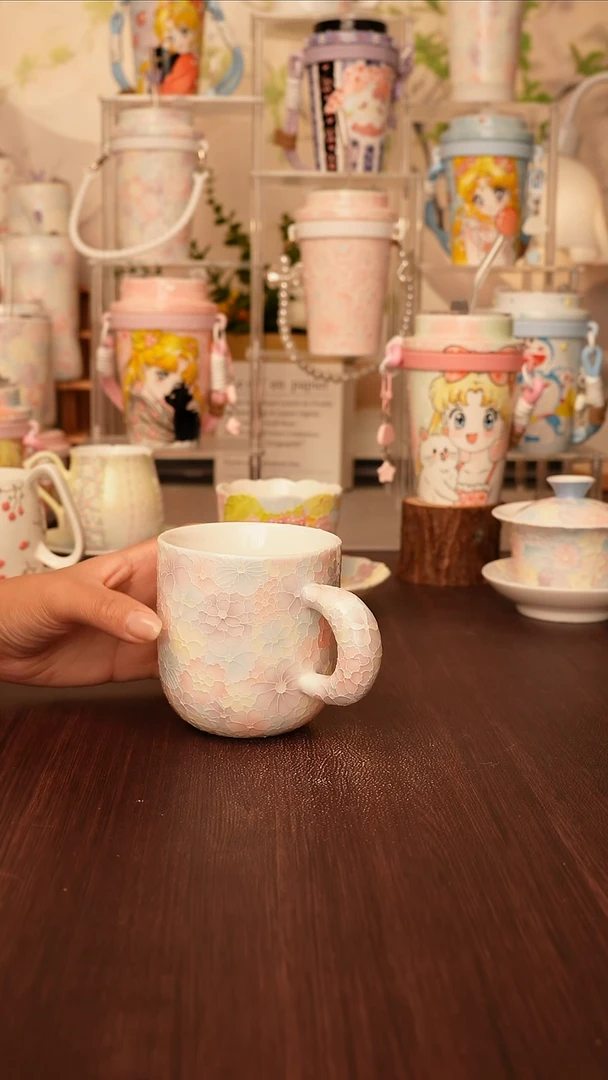 陶景德镇手绘 的杯子