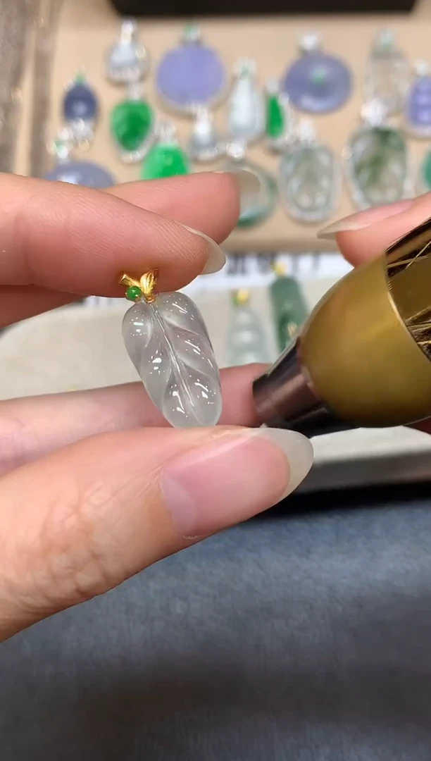 颈饰18K金镶嵌翡翠树叶【无服务费