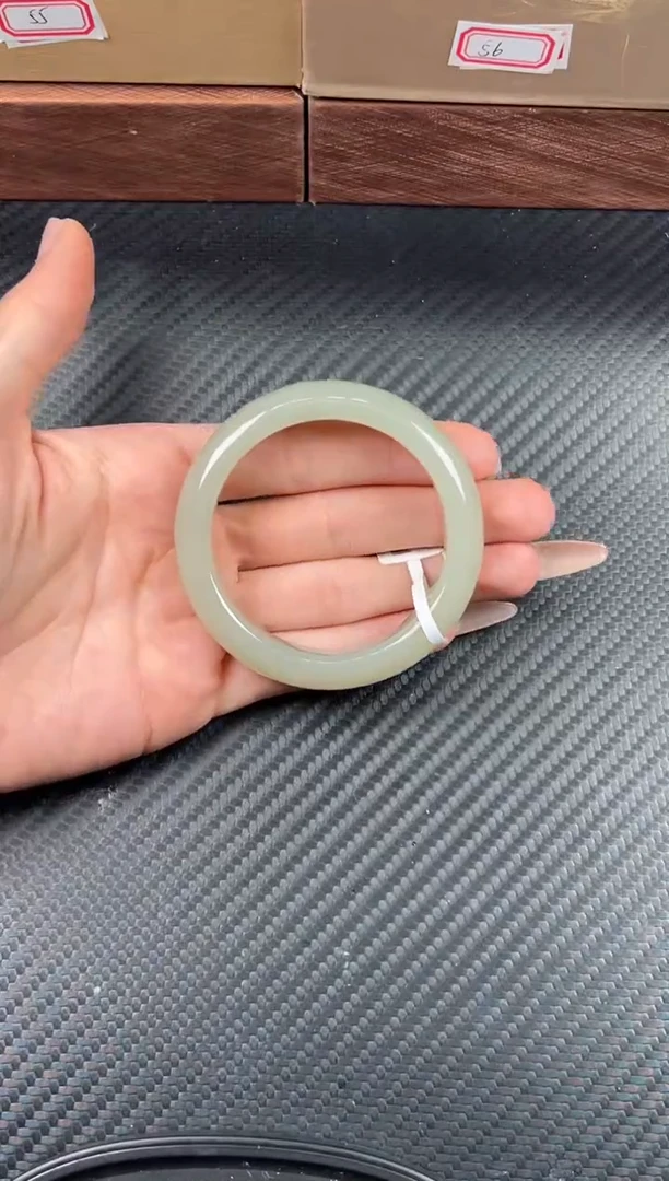 未镶嵌手镯和田玉且末近矿微色差51+Km