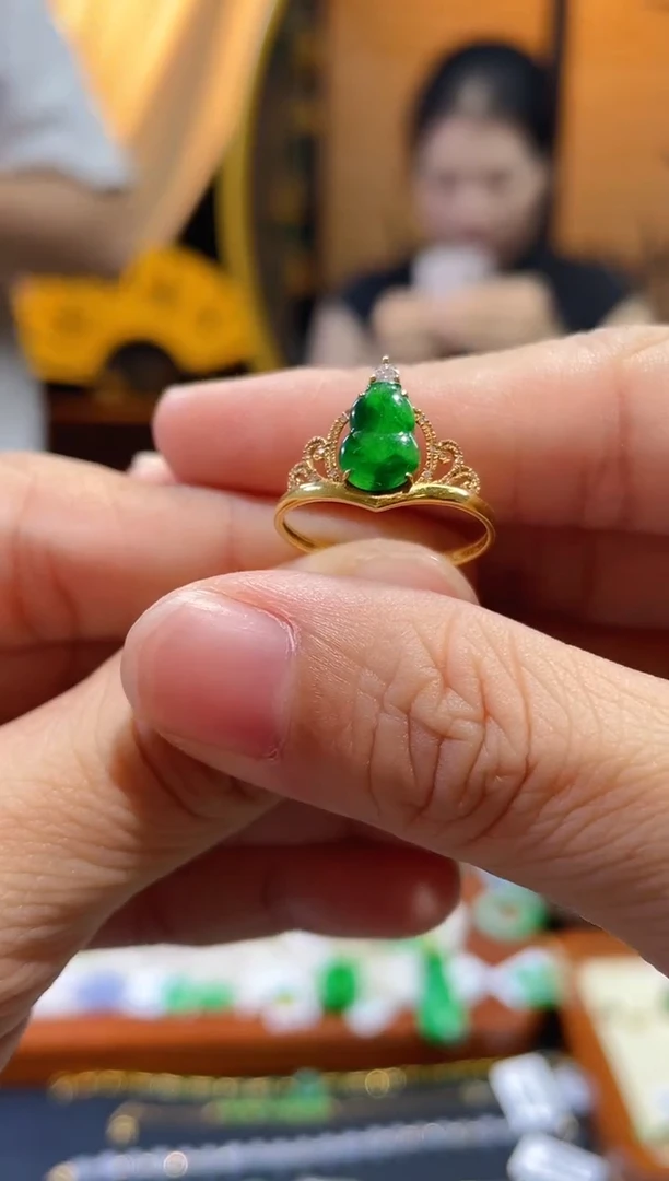 颈饰18K金镶嵌翡翠戒指