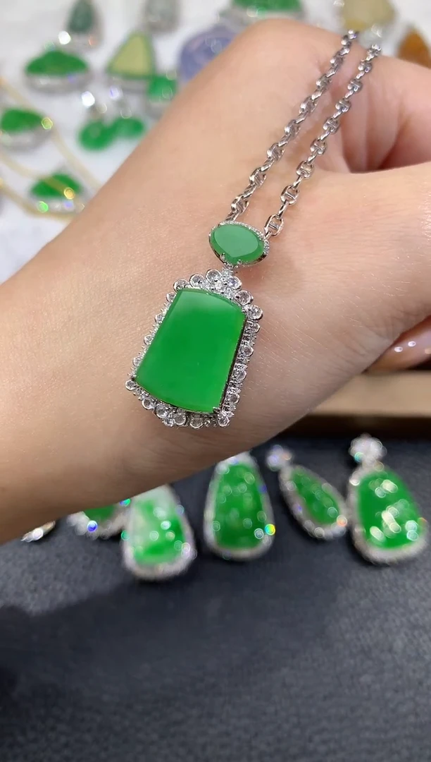 吊坠(不含链)18K金镶嵌翡翠A88