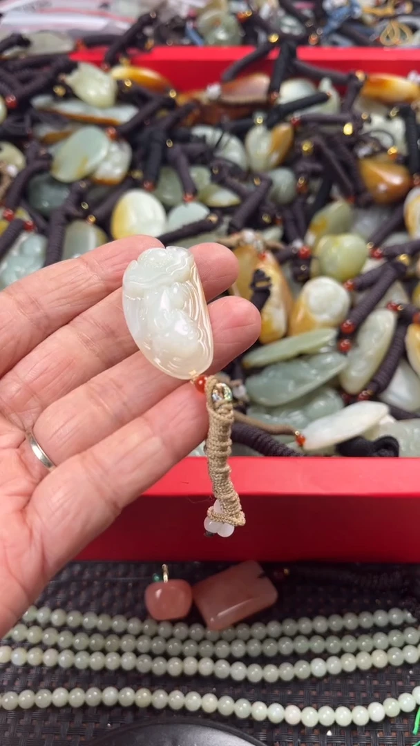 【闪购商品】和田玉颈饰未镶嵌多样性发货没有证书拍一发一有瑕