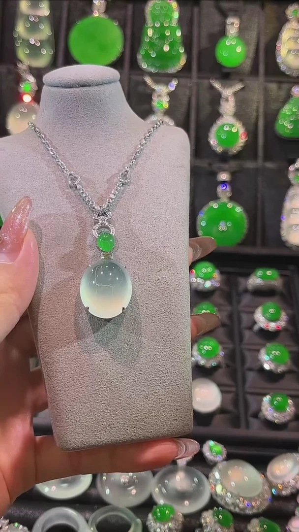 颈饰18K金镶嵌翡翠吊坠