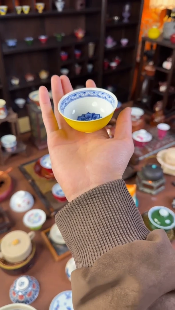 景德镇黄地青花内绘宝相花小杯