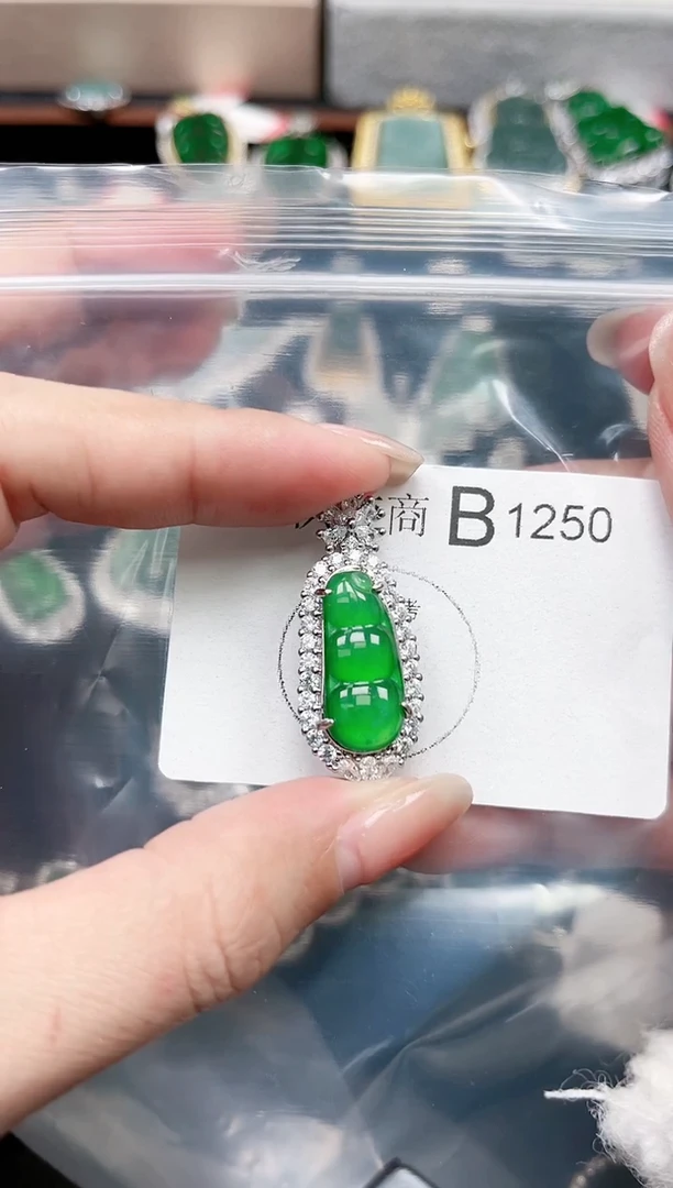 【闪购商品】翡翠颈饰未镶嵌1250赠皮绳