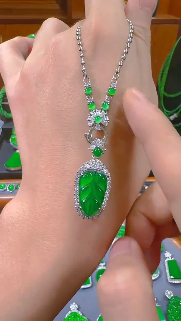 【闪购商品】翡翠吊坠(赠链)未镶嵌天然A货翡翠