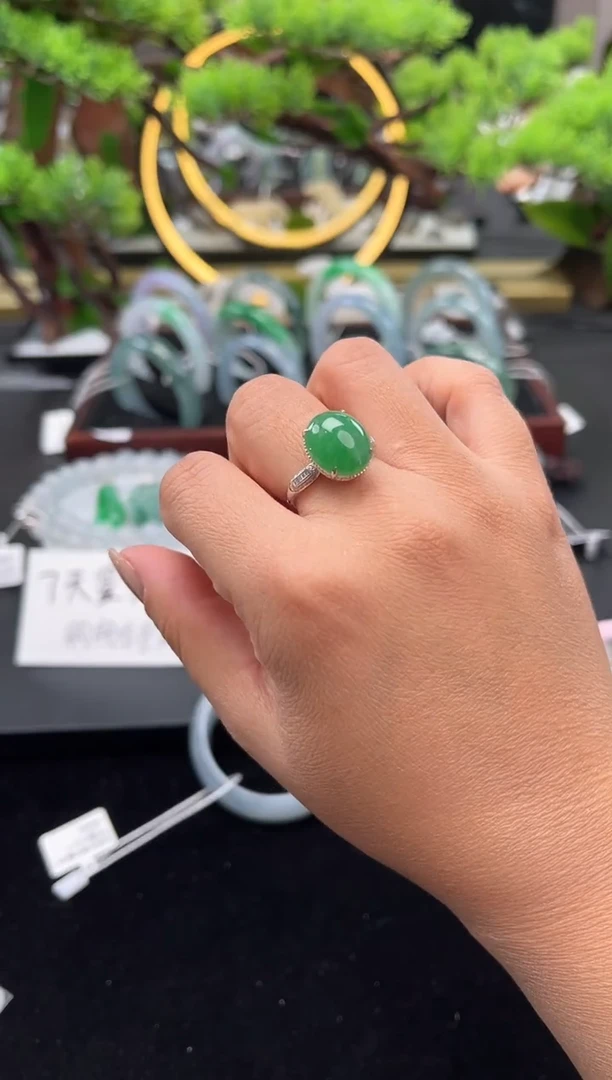 18K金镶嵌戒指翡翠戒指