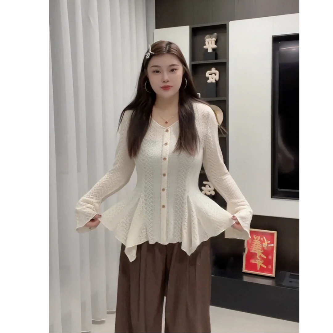 大码秋季修身显瘦镂空针织衫女微胖mm设计小众衣服喇叭袖V领上衣