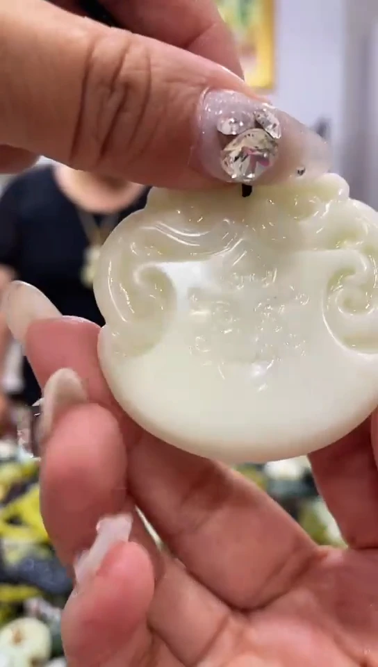 岫玉未镶嵌吊坠