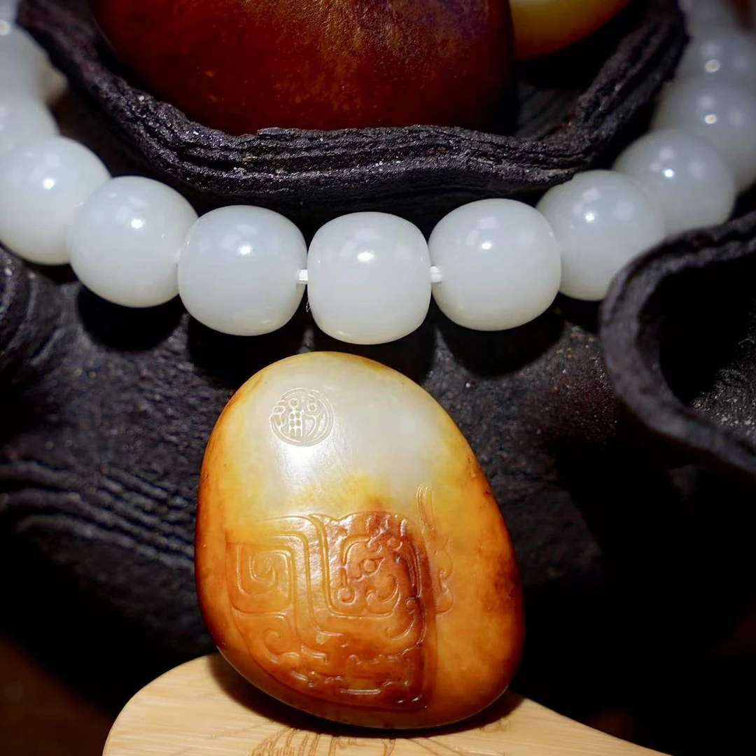 和田玉龙纹独籽吊坠