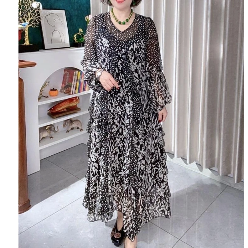 春秋季新款高端气质V领设计感百搭减龄时尚飘逸长款小圆点连衣裙