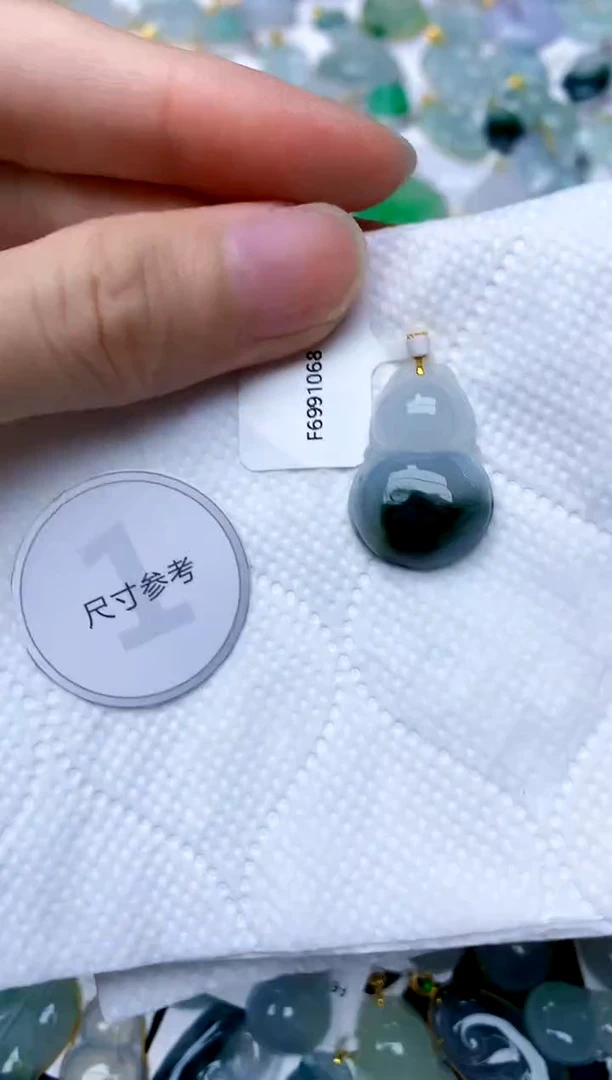 颈饰18K金镶嵌翡翠天然A货翡翠