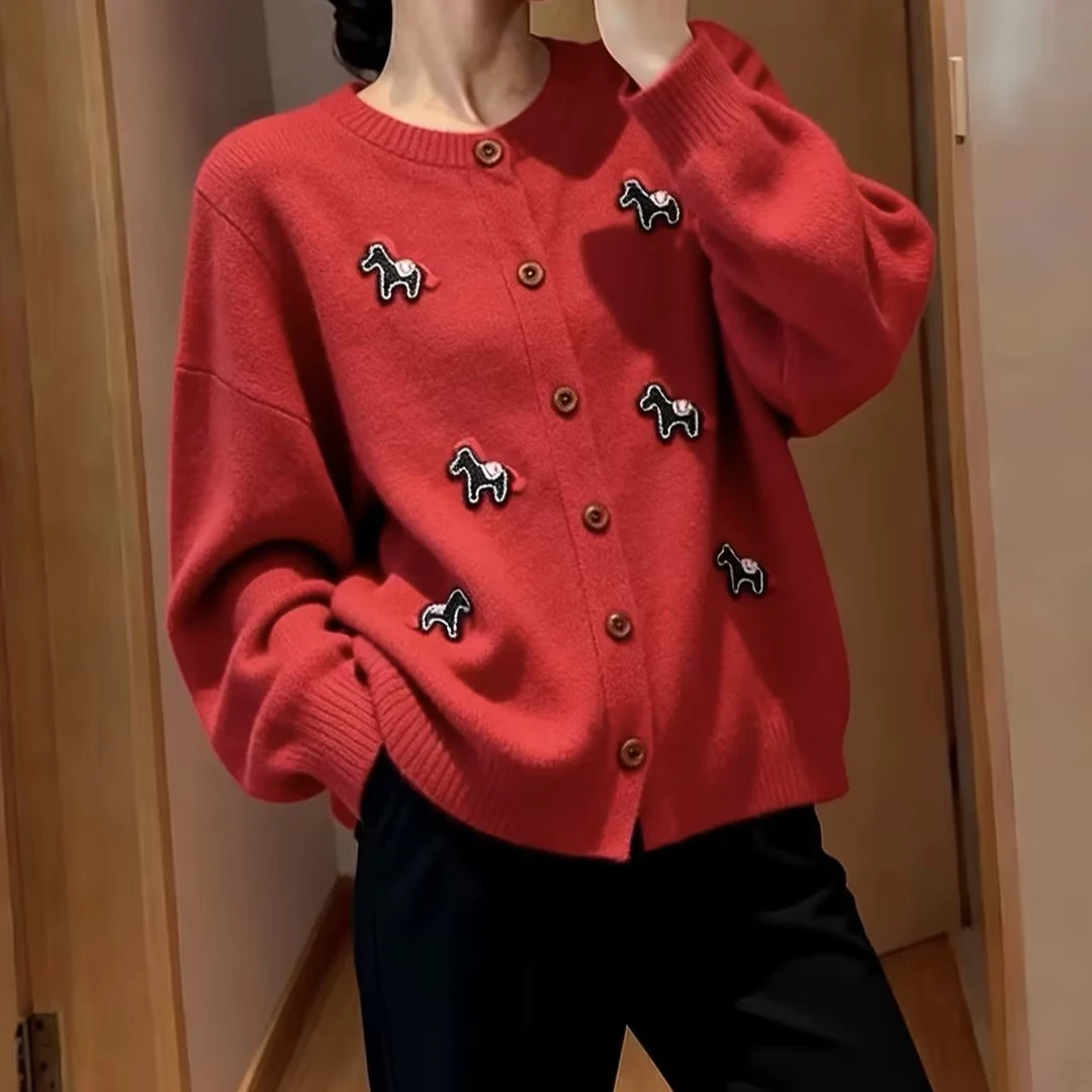 丨秋冬新款设计感新年小马刺绣圆领宽松流行百搭针织衫 1703