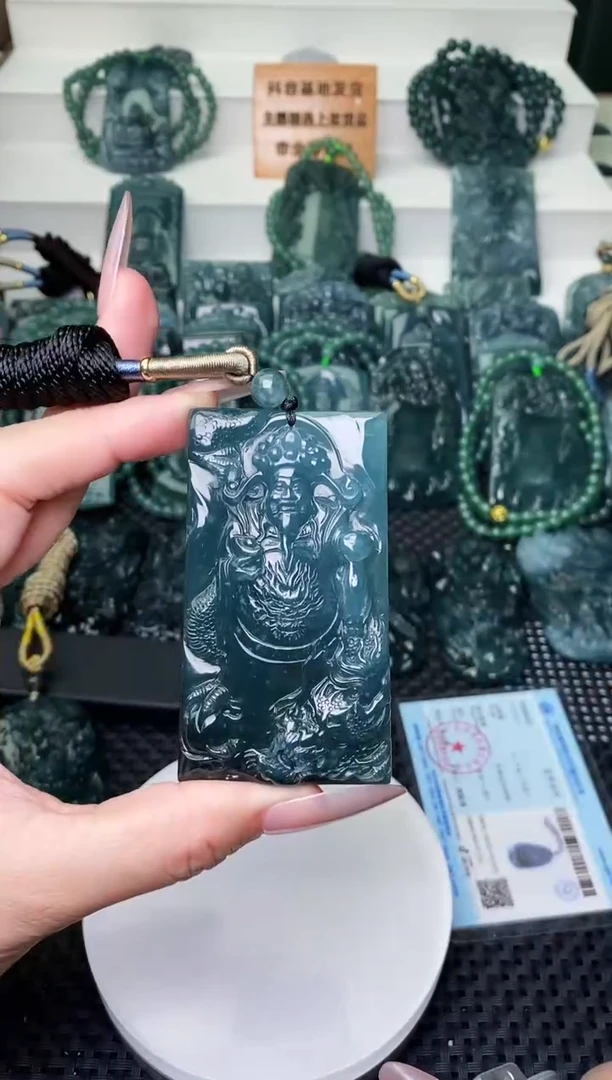 颈饰未镶嵌翡翠