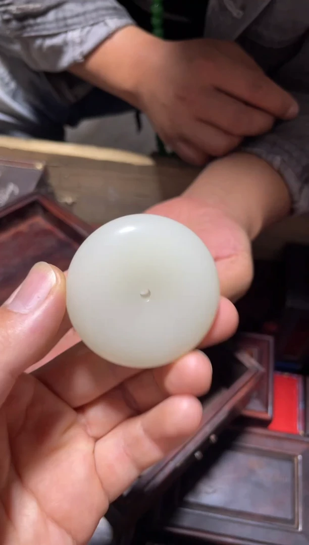 和田玉未镶嵌颈饰羊脂白平安扣1件