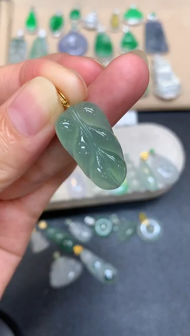 颈饰18K金镶嵌翡翠树叶【无服务费
