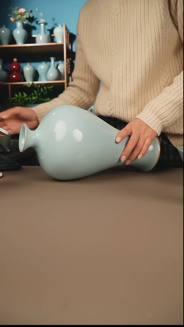 天青大梅瓶