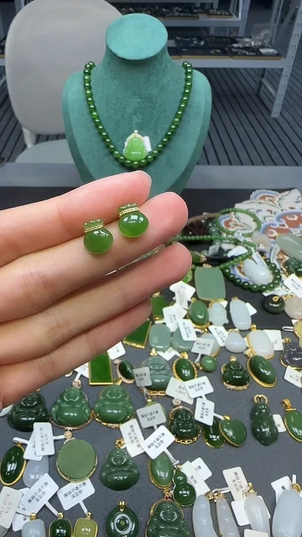 18K金镶嵌和田玉耳饰1