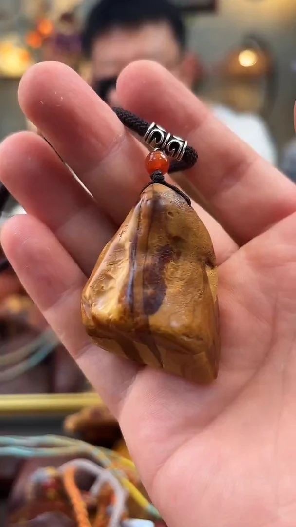 未镶嵌颈饰琥珀吊坠