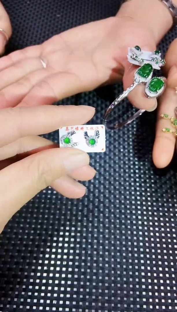 【闪购商品】翡翠耳饰未镶嵌111111111