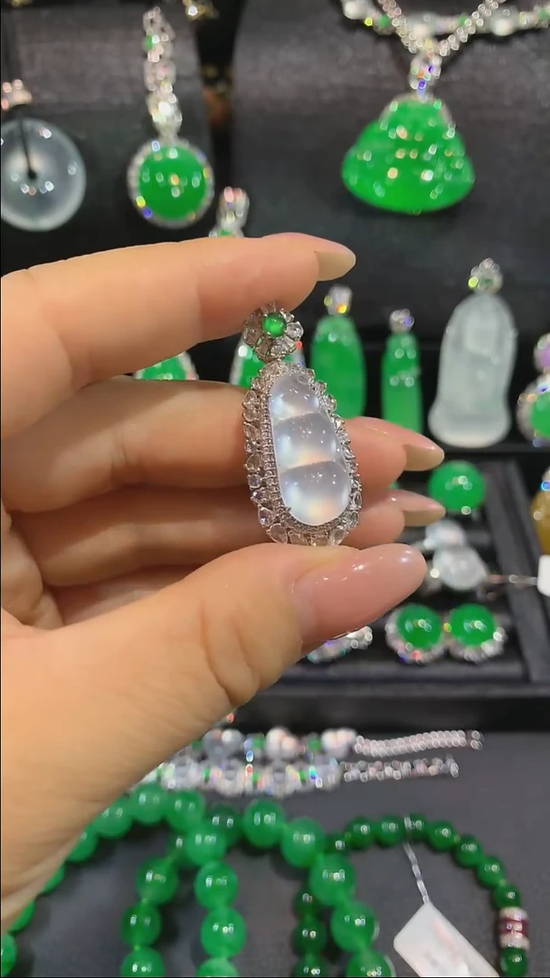 颈饰18K金镶嵌翡翠吊坠